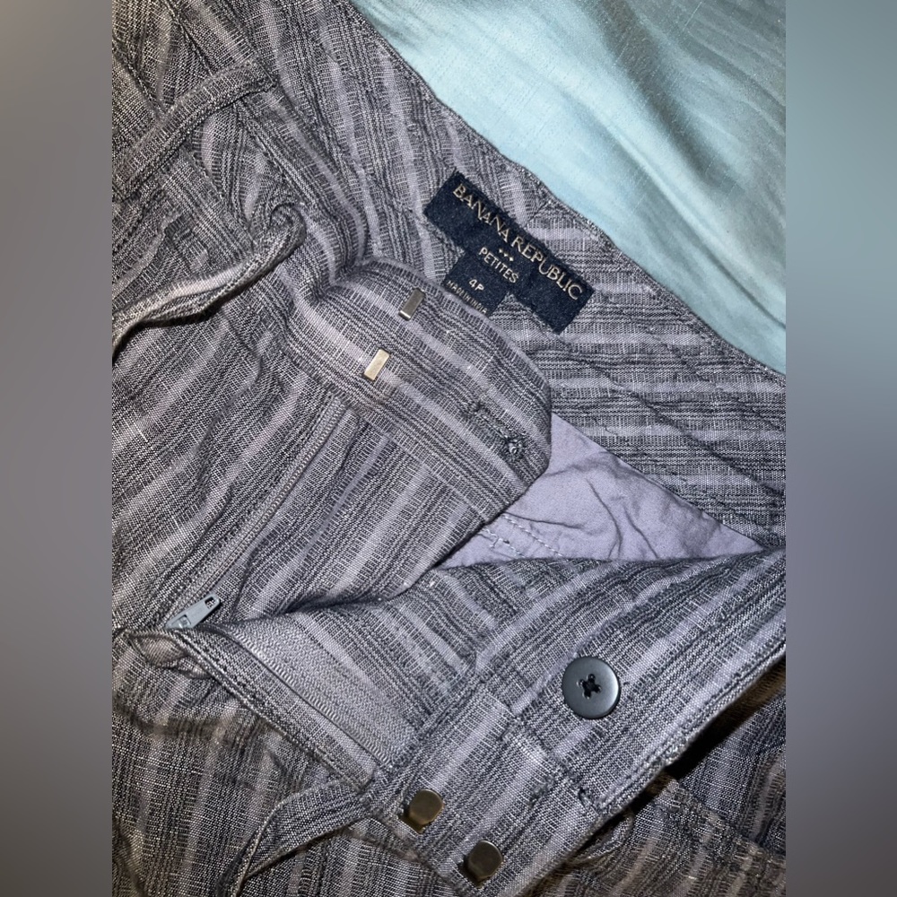 3. Banana Republic Low Rise Gray Striped Cuffed Shorts! Size 4P! - Picture 2 of 8